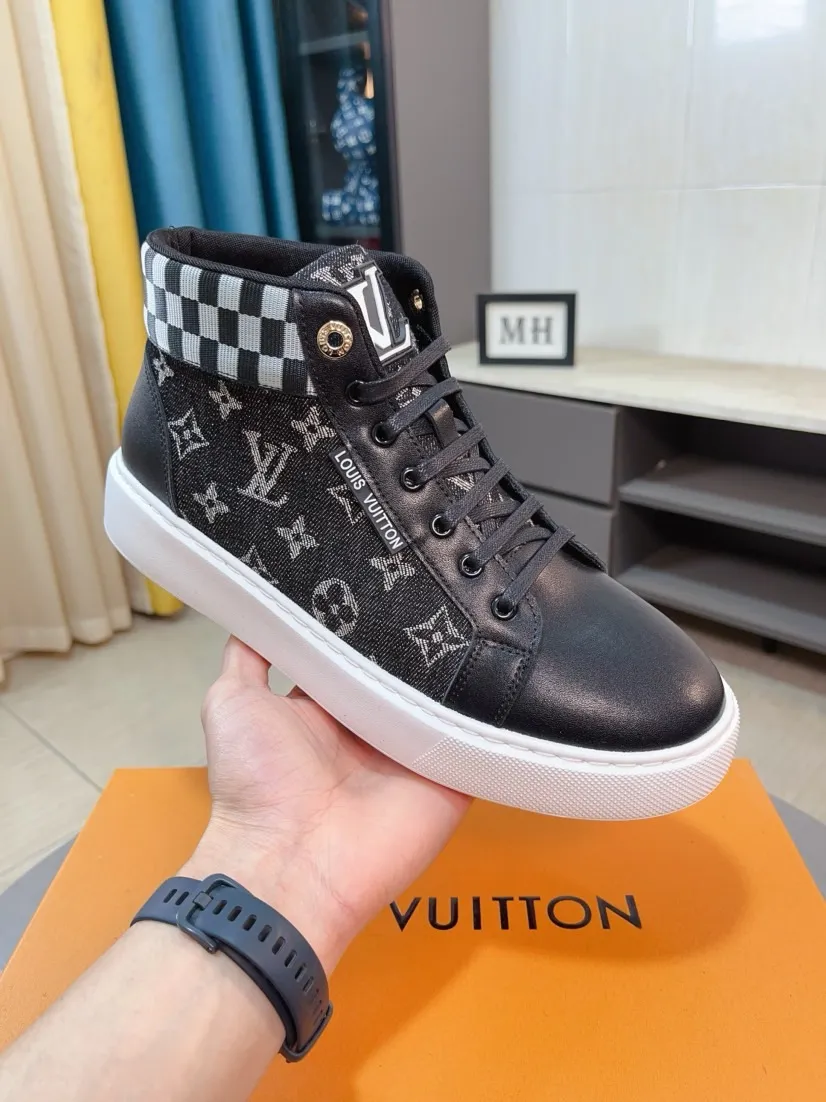 Men's shoes 💰440🌹🌹【LOUIS VUITTON】Same style on Louis Vuitton* official website🚹Men's high-top casual shoes❤️Same style as popular celebrities and big names ~ Best-selling at home and abroad Lv focuses on the checkerboard series...Imported first-layer cowhide with special fabrics➕Full sheep leather lining➕Brand-specific hollow outsole💎Produced by OEM The highest version🔍🔍Number of codes: 38-44,